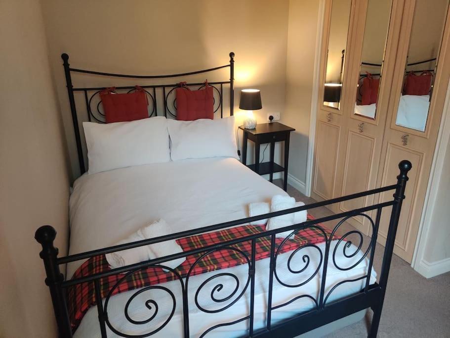 Next To The Palace And Royal Mile With Parking Edimburgo Exterior foto