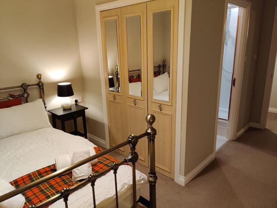 Next To The Palace And Royal Mile With Parking Edimburgo Exterior foto